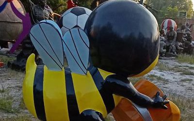 學(xué)校景區(qū)倒蜂蜜玻璃鋼彩繪卡通童趣仿真動物蜜蜂雕塑