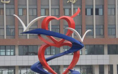 校園玻璃鋼創意彩繪愛心雕塑