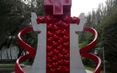 教堂玻璃鋼創意抽象很多愛心雕塑