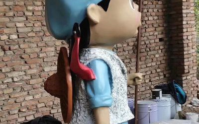 景區(qū)戶外玻璃鋼彩繪卡通童趣小八路軍雕塑