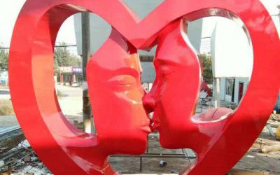 公園廣場(chǎng)玻璃鋼親親愛心雕塑