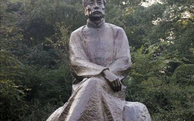 玻璃鋼公園景觀人物坐在石頭上的魯迅雕塑