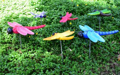 園林草坪玻璃鋼彩繪蜻蜓雕塑