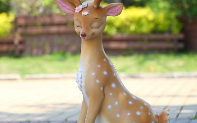 公園玻璃鋼彩繪卡通一只逼著眼睛的梅花鹿雕塑