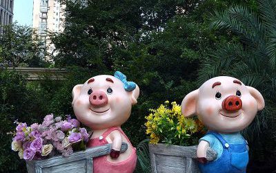 花園庭院玻璃鋼彩繪創意卡通推拉小車的豬雕塑