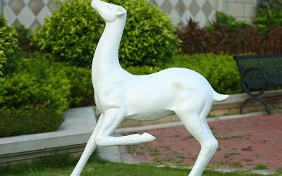 公園草坪奔跑的玻璃鋼抽象梅花鹿雕塑