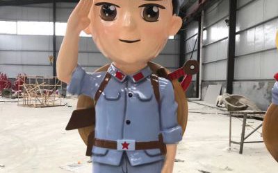 景區卡通玻璃鋼彩繪敬禮的小八路軍雕塑