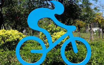 戶外抽象景觀運(yùn)動騎自行車的人物雕塑