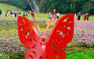 玻璃鋼鏤空校園蝴蝶雕塑