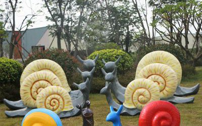 公園擺放的大小不同的玻璃鋼彩繪蝸牛雕塑