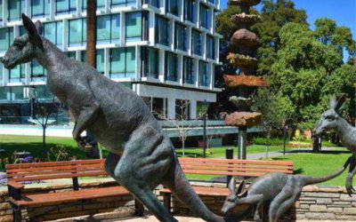 景區跳躍一家三口玻璃鋼仿銅袋鼠雕塑