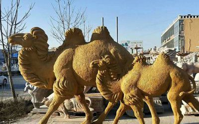 街道邊擺放的玻璃鋼仿真駱駝雕塑
