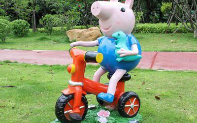 幼兒園玻璃鋼彩繪騎車的卡通喬治雕塑