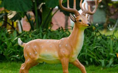 景區草坪玻璃鋼仿真一只行走的梅花鹿雕塑