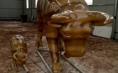 公園里擺放的一對母子玻璃鋼仿真華爾街牛