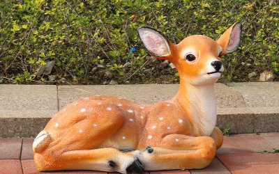 街道上臥著玻璃鋼彩繪梅花鹿雕塑