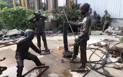 公園玻璃鋼仿銅兒童放鞭炮雕塑