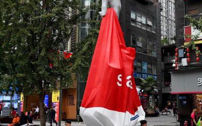 廣場街道創意玻璃鋼手拿購物袋雕塑