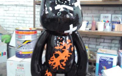 商場潮流創(chuàng)意彩繪玻璃鋼卡通熊雕塑