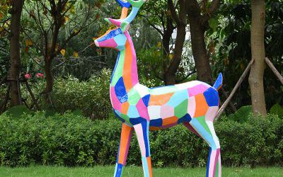 景區(qū)玻璃鋼彩繪幾何梅花鹿雕塑