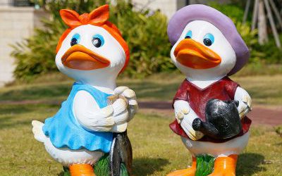 草坪玻璃鋼彩繪卡通鴨子雕塑