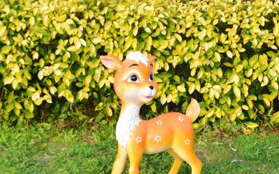 動物園景區玻璃鋼彩繪卡通梅花鹿雕塑