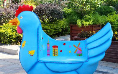 游樂場創(chuàng)意玻璃鋼彩繪卡通雞座椅雕塑
