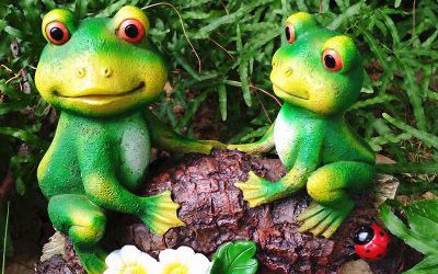 池塘邊上兩只玻璃鋼卡通青蛙雕塑