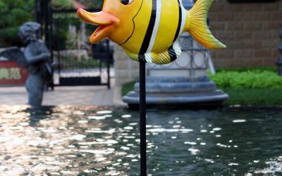 噴泉中一只玻璃鋼卡通彩繪長嘴魚雕塑