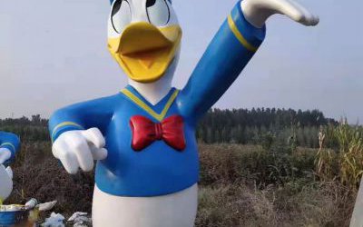 景區(qū)公園玻璃鋼彩繪唐老鴨雕塑