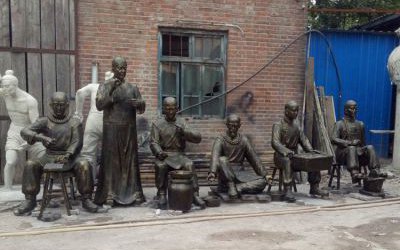 景區(qū)創(chuàng)意擺放的玻璃鋼仿銅制藥的人物雕塑