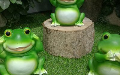 景區公園擺放的玻璃鋼卡通青蛙雕塑