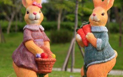 戶外公園兩只創(chuàng)意玻璃鋼卡通兔子雕塑