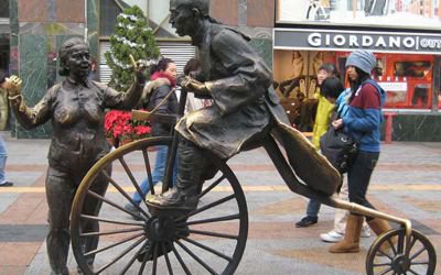 古代人物戶外廣場創意景觀玻璃鋼仿銅騎車雕塑