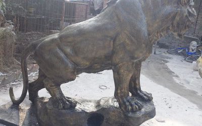 景區里擺放的玻璃鋼仿銅老虎雕塑