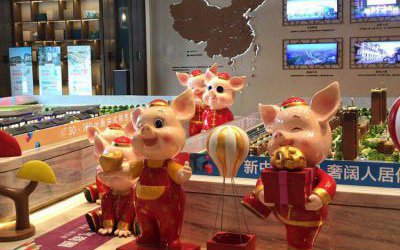 商場(chǎng)擺放的玻璃鋼卡通彩繪小豬雕塑