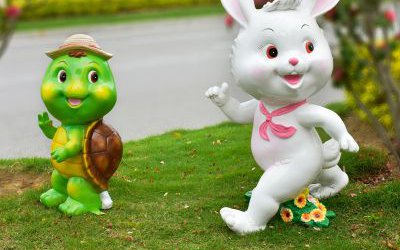 公園草坪創(chuàng)意玻璃鋼可愛卡通動(dòng)物雕塑