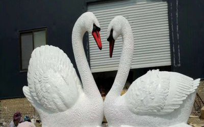 戶外景區(qū)大型玻璃鋼仿真動(dòng)物愛心天鵝雕塑