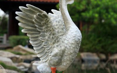 湖邊擺放的玻璃鋼仿真天鵝雕塑