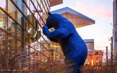 城市街道大型爬窗的幾何熊雕塑