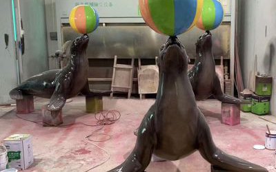 商場游樂場擺放的頂球的玻璃鋼創(chuàng)意海豹雕塑