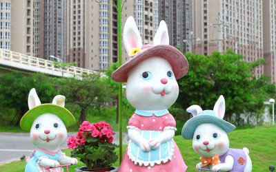 玻璃鋼樹脂彩繪公園草坪創(chuàng)意可愛卡通兔子雕塑