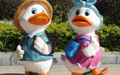 戶外玻璃鋼園林景觀花園庭院幼兒園可愛裝飾卡通鴨子雕塑