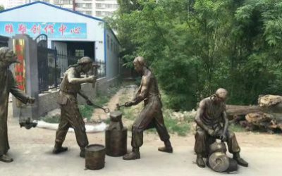 商場步行街民俗擺放古人傳統打鐵人物鎏金玻璃鋼雕塑