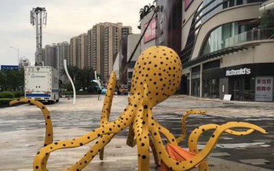 廣場擺放的創(chuàng)意玻璃鋼仿真章魚雕塑