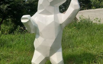 游樂(lè)園室外擺放站立白色玻璃鋼幾何熊雕塑