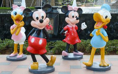 電影院擺放兩對玻璃鋼米老鼠與唐老鴨雕塑