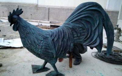 農(nóng)場(chǎng)花園擺放的玻璃鋼仿銅雞雕塑
