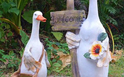 公園路邊擺放的創(chuàng)意玻璃鋼卡通鴨子雕塑