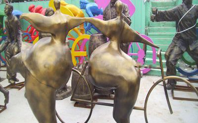 景區戶外廣場玻璃房仿銅抽象人物景觀雕塑